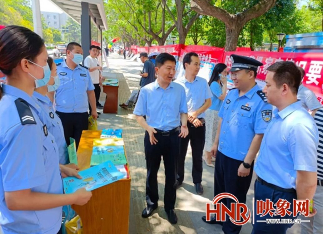 舞钢市公安局积极组织参加全市政法综合宣传活动
