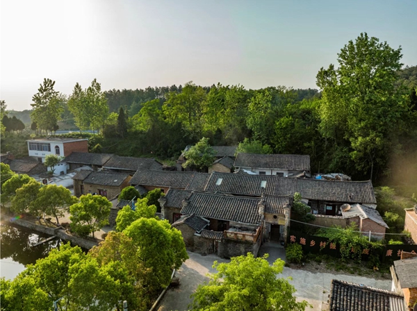 光山县泼陂河镇东岳寺村山水如画绘就写生经济新画卷