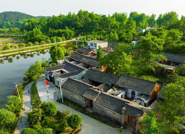 光山县泼陂河镇东岳寺村山水如画绘就写生经济新画卷