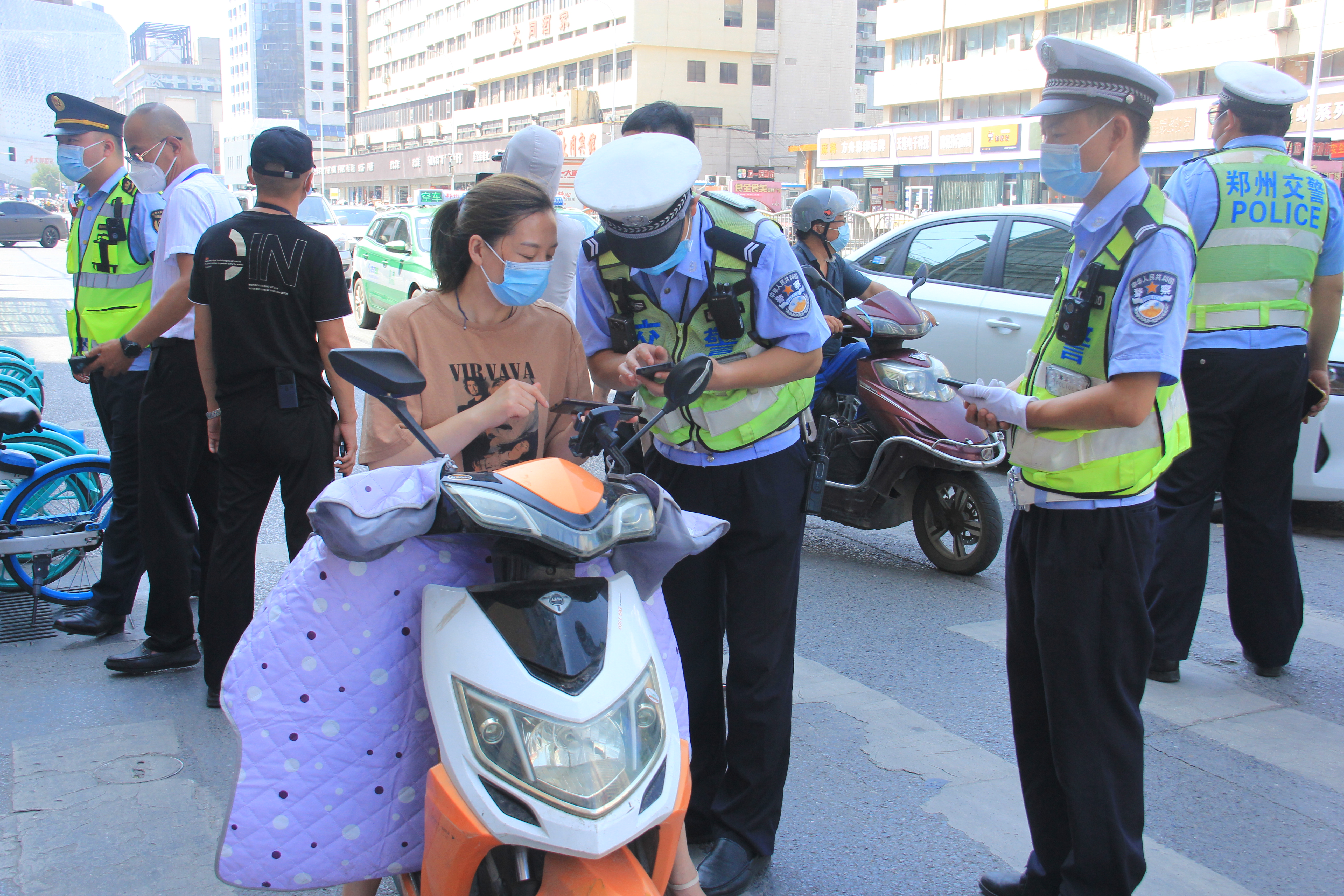 暑期这些违法行为很常见 郑州交警开展专项整治