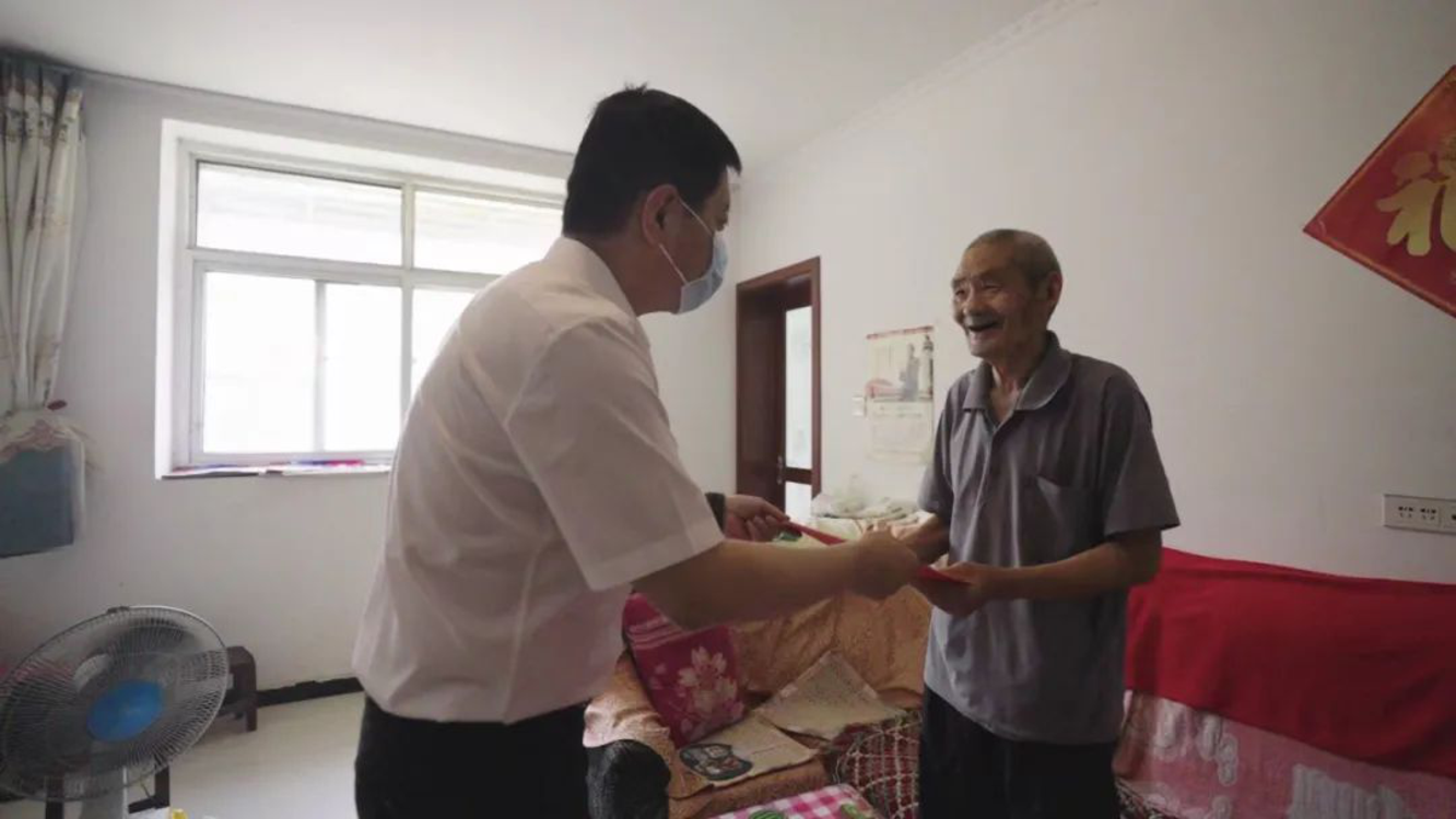 “七一”建党节 鹤壁经济技术开发区慰问老党员