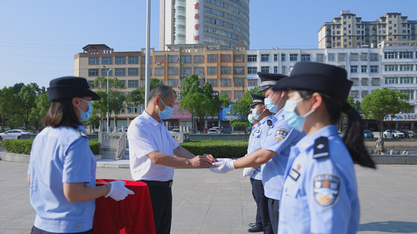 固始县公安局举行庆七一升国旗重温入党誓词活动