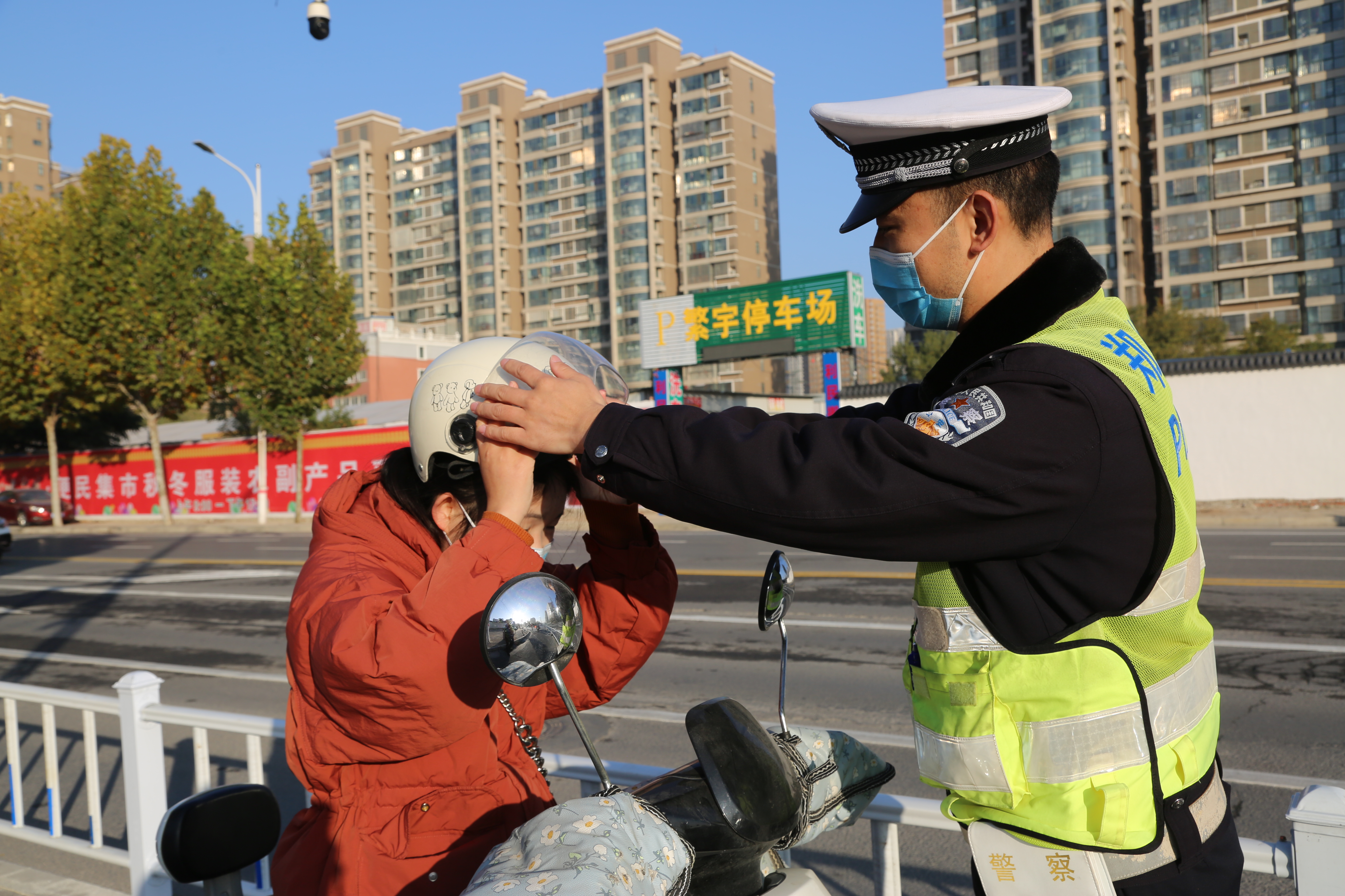 郑州：骑车不戴头盔要打“小黄旗”执勤 坐机动车后排不系安全带会受罚