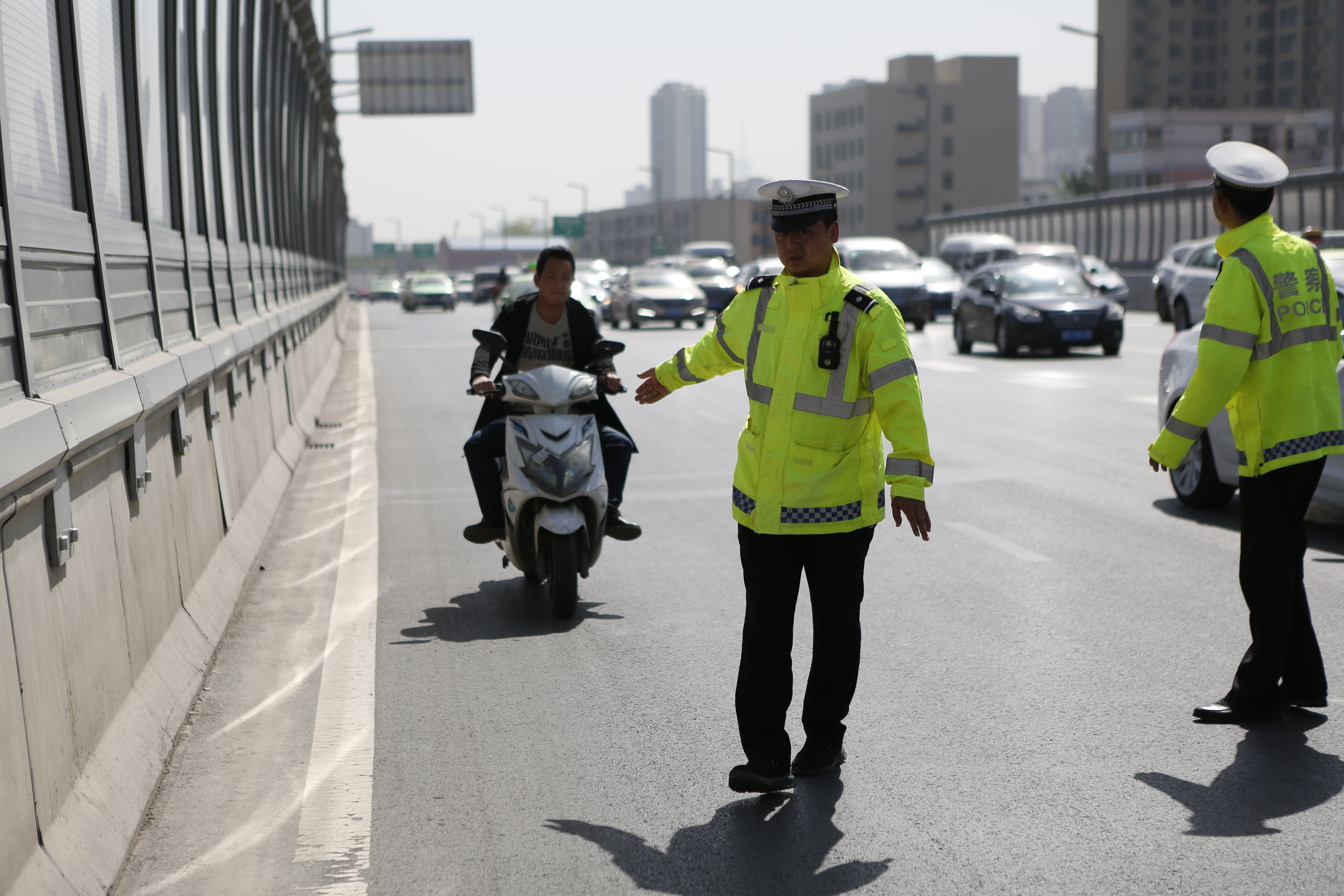 郑州：骑车不戴头盔要打“小黄旗”执勤 坐机动车后排不系安全带会受罚