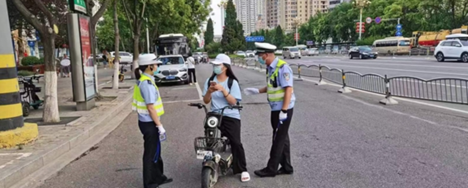 商丘交警一大队前进中队开展“一盔一带”整治行动