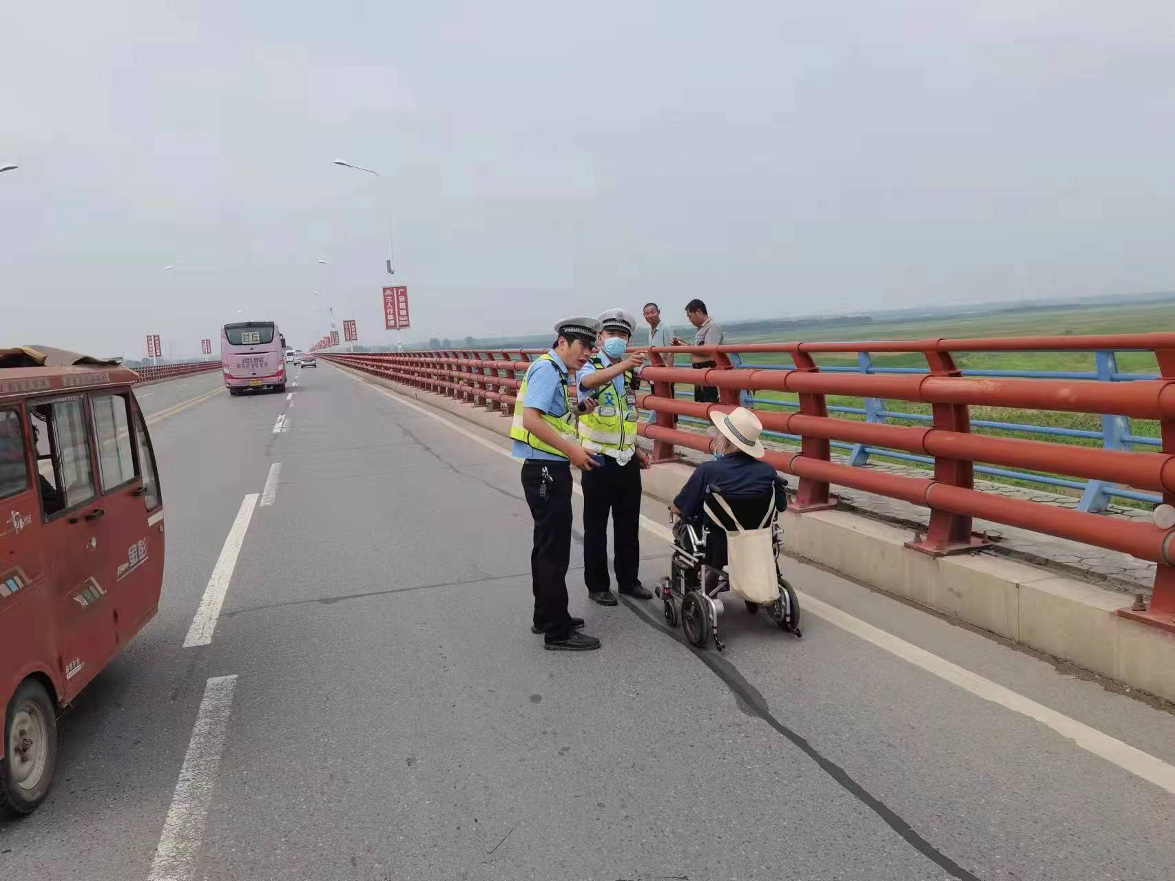 老人坐轮椅驶入黄河桥公路 交警巡逻发现护送回家
