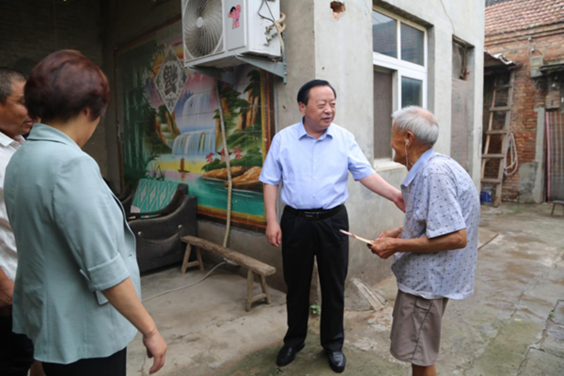 濮阳市城乡一体化示范区党政负责人看望慰问困难党员和老党员