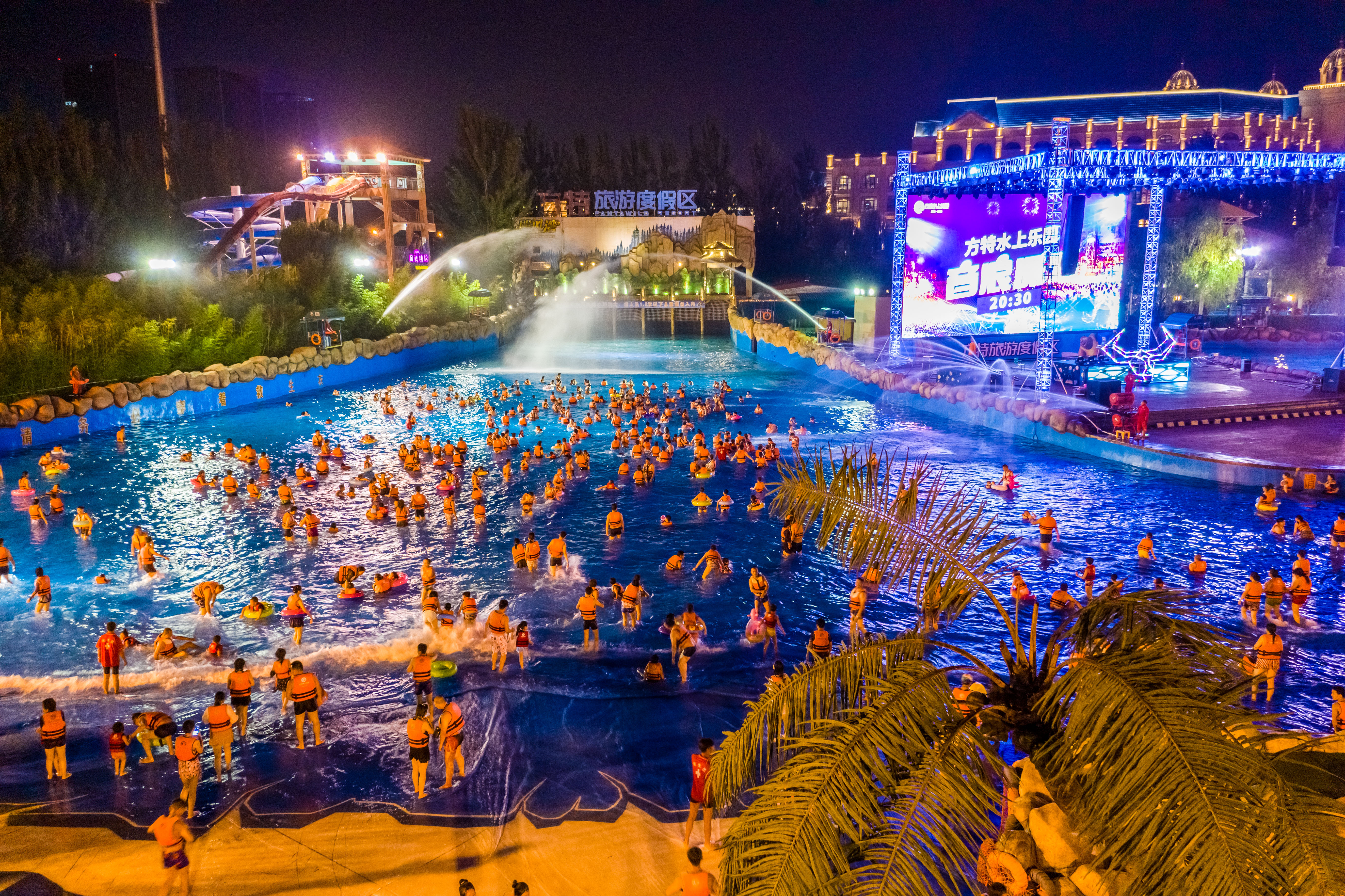 郑州方特夜场来袭水陆同欢点亮夜经济