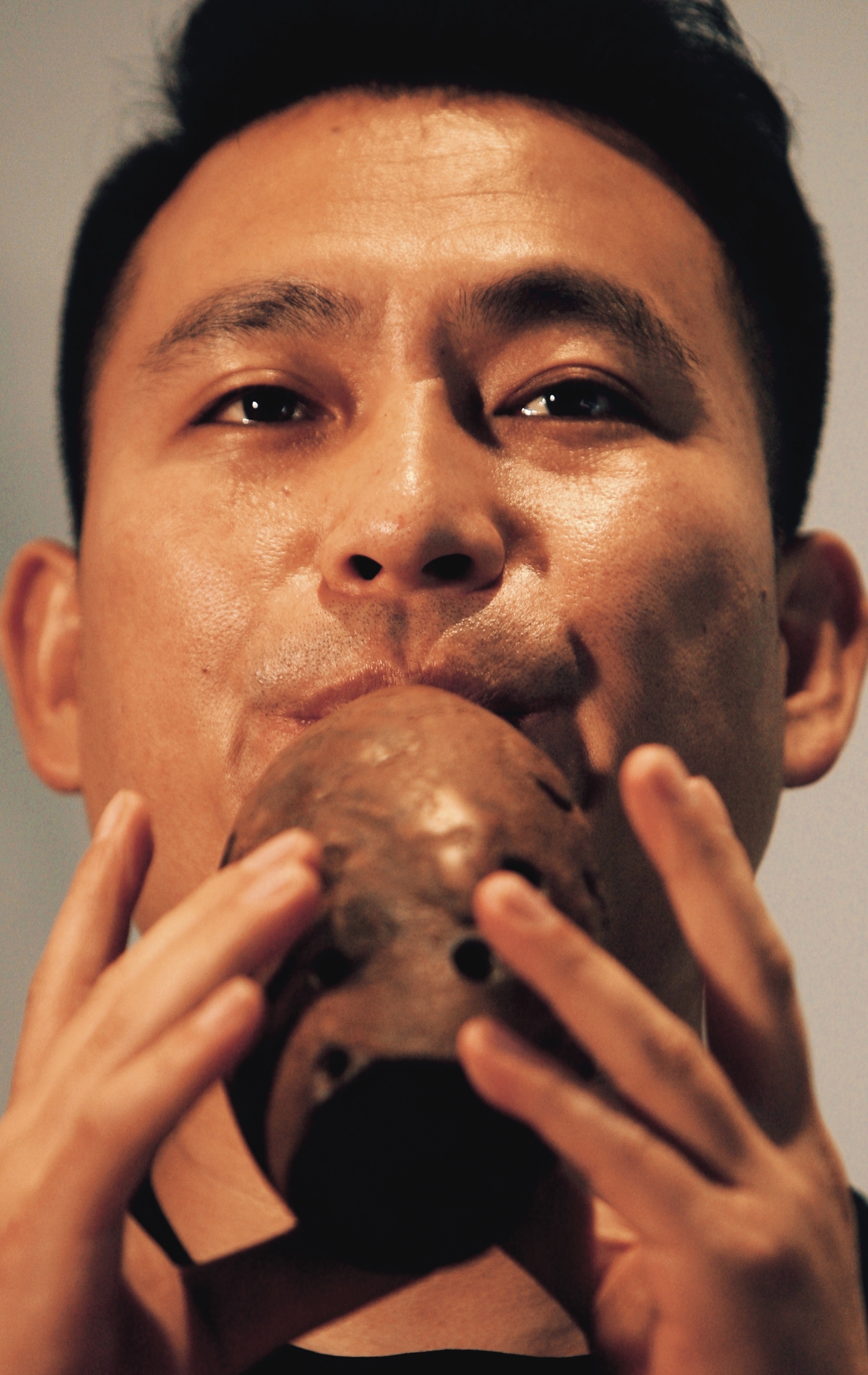 古埙演奏技艺区级非物质文化遗产代表人物谢雪华正在吹奏《铜驼暮雨》