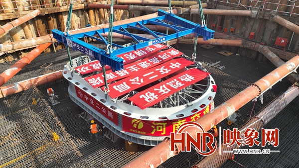 中交二公局黄河高速项目主桥南塔首节钢壳吊装成功