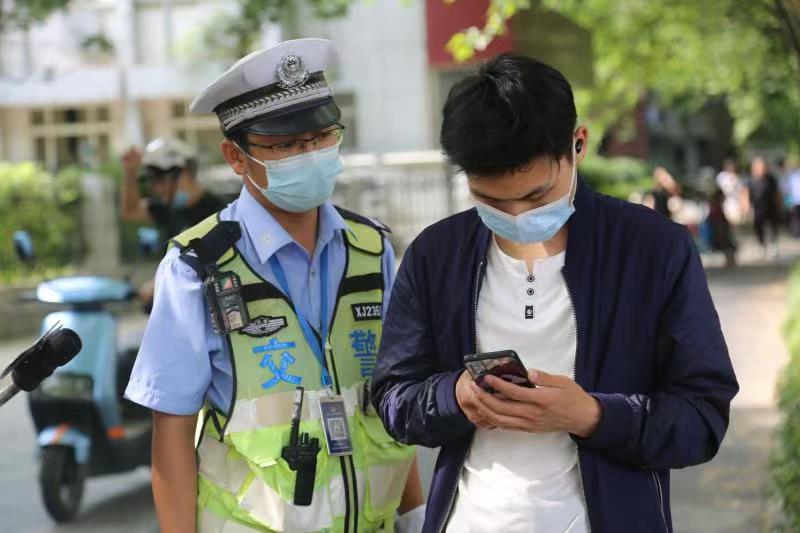 郑州交警推出扫码查处非机动车交通违法 市民称：更加人性化