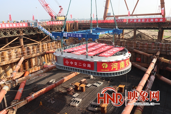 中交二公局黄河高速项目主桥南塔首节钢壳吊装成功