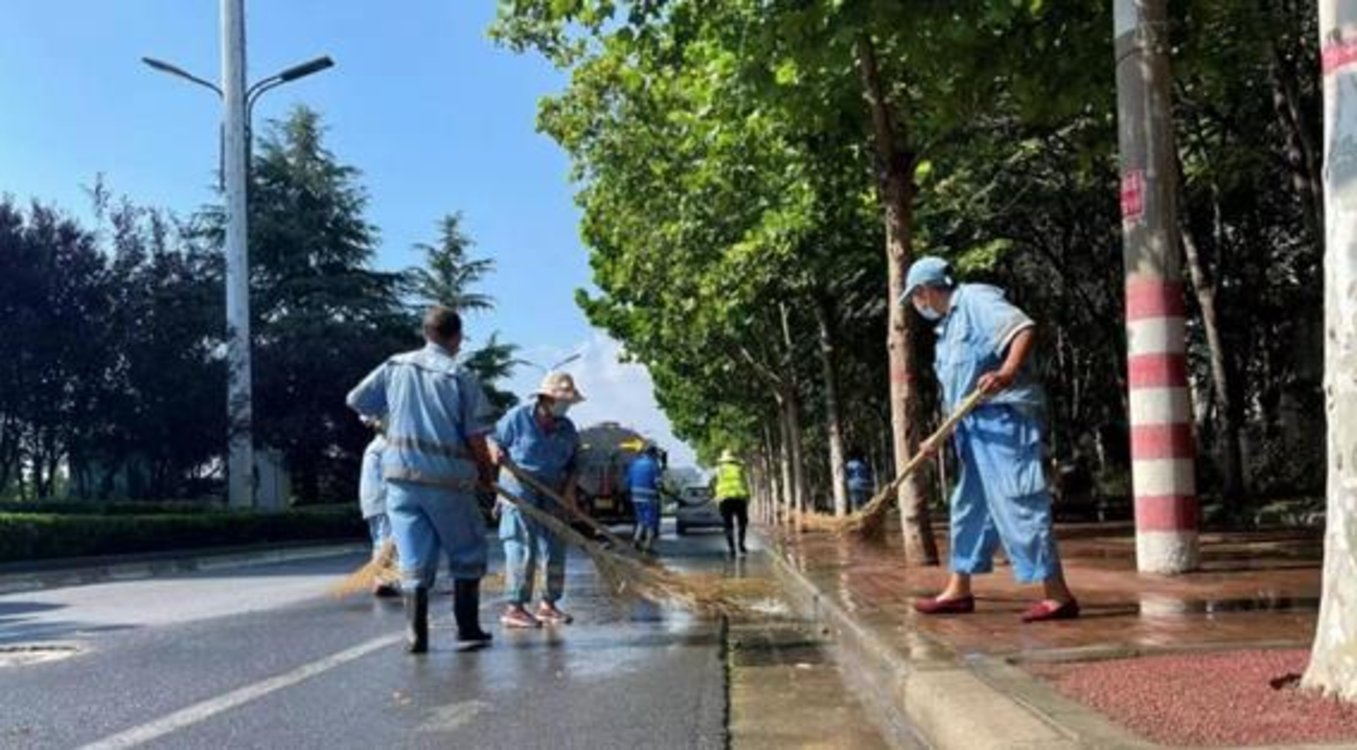 开封市示范区城管局：加强雨后公共区域消杀力度 筑牢环卫防线