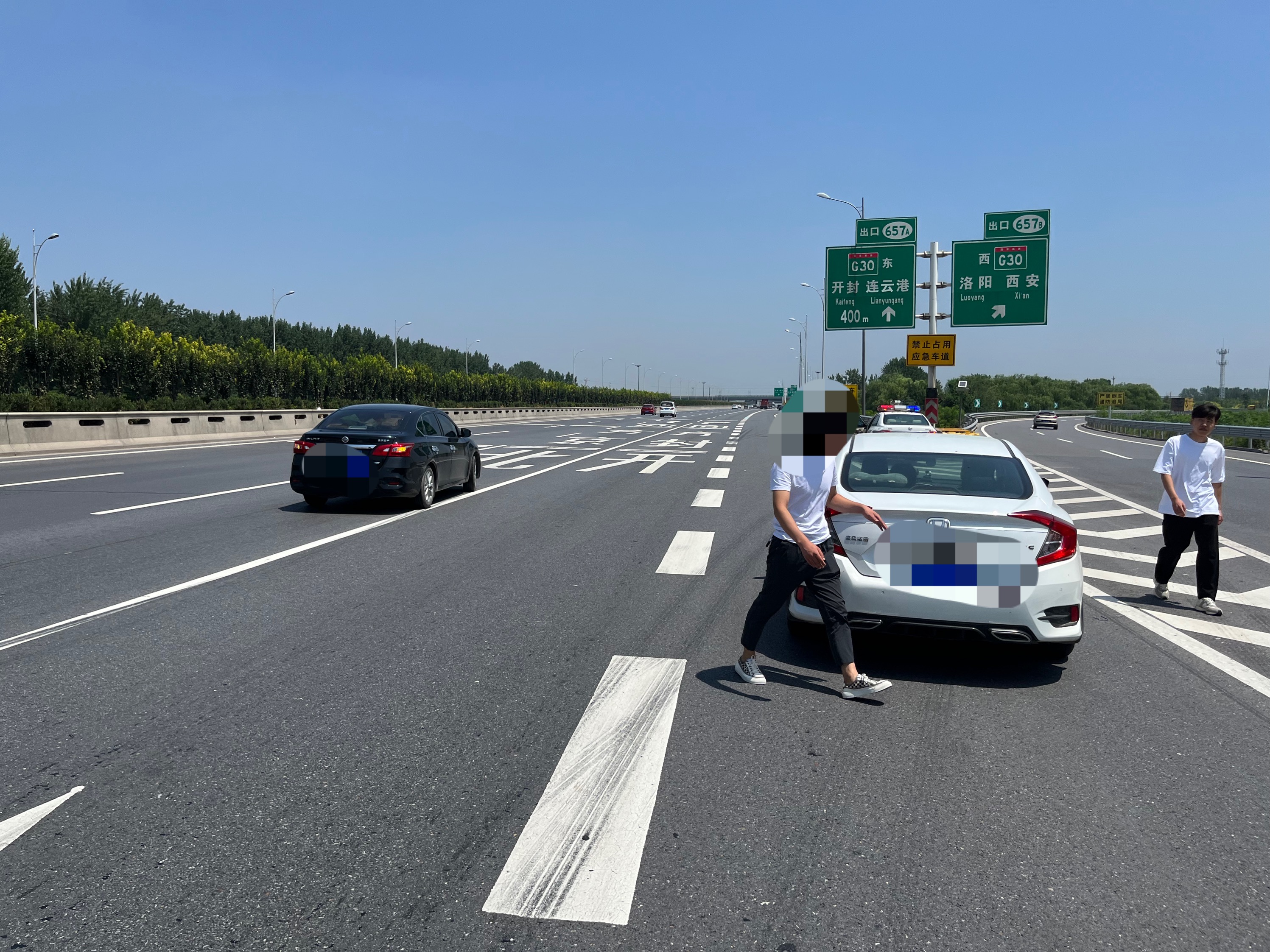 错过高速出口急变道害人害己太危险