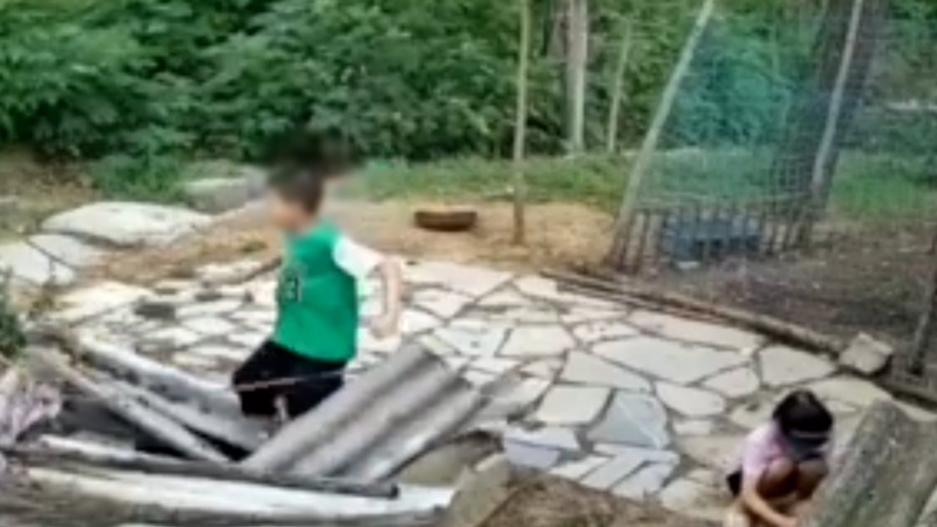 小男孩玩耍不慎掉入粪池,家长及时赶到成功营救