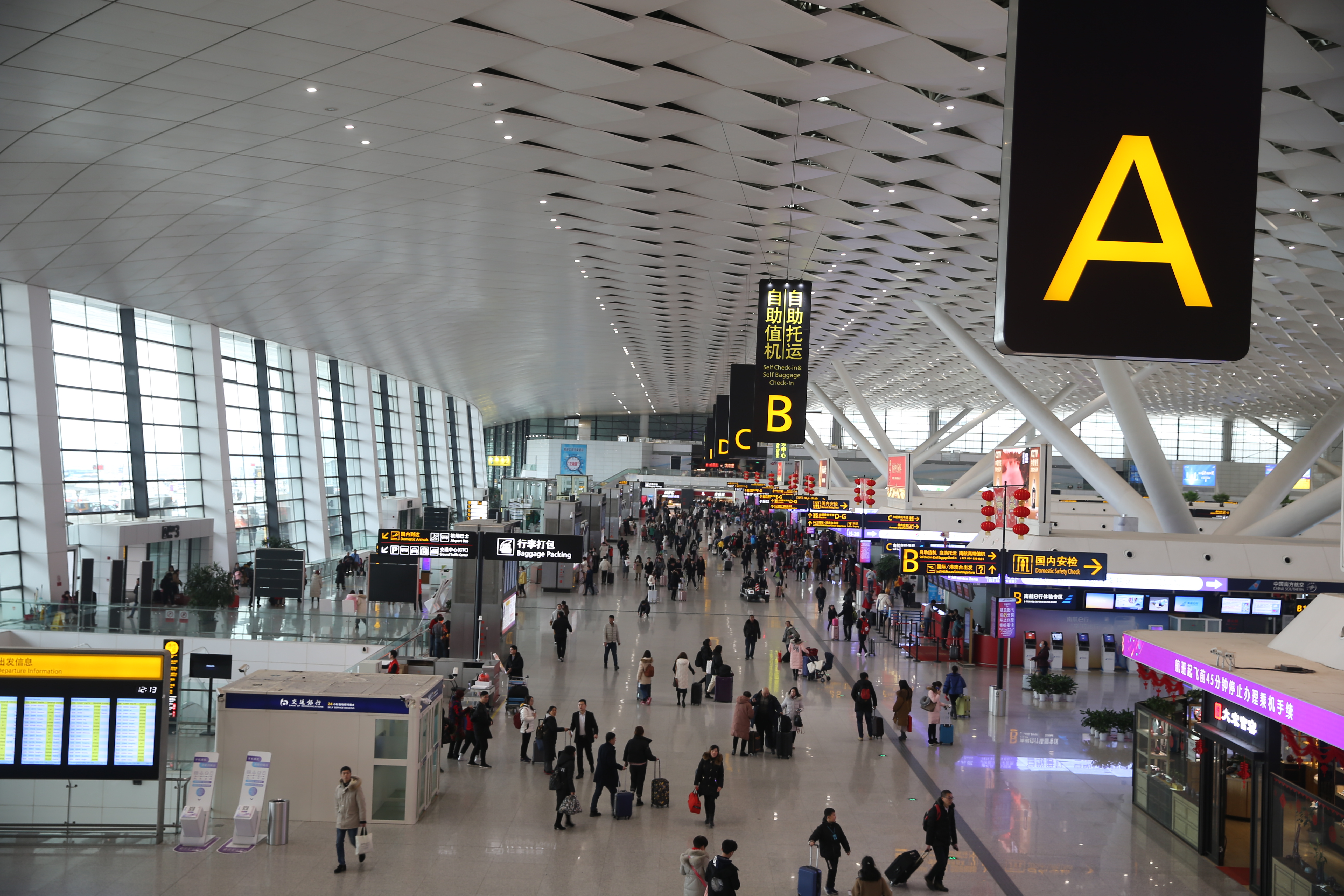 郑州机场客运航班快速飙升 平均每天有6万人次从郑州机场顺利出行