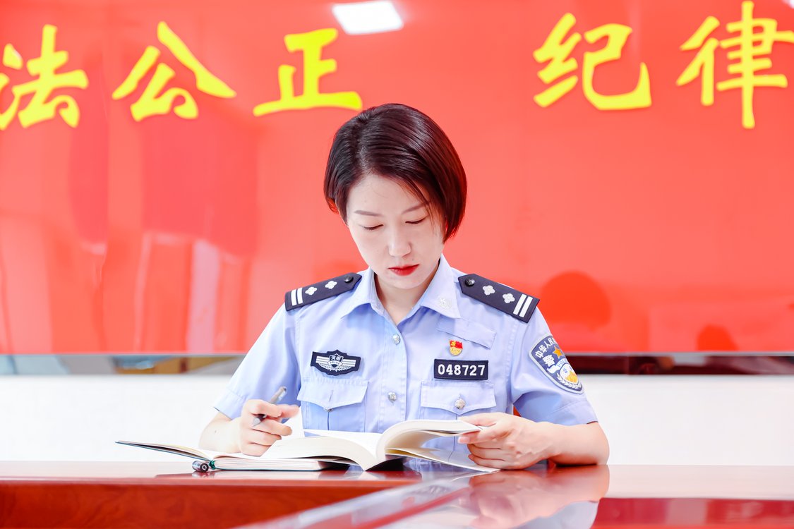 鹤壁市长江路派出所杨丽晓：巾帼不让须眉 平凡中坚守忠诚