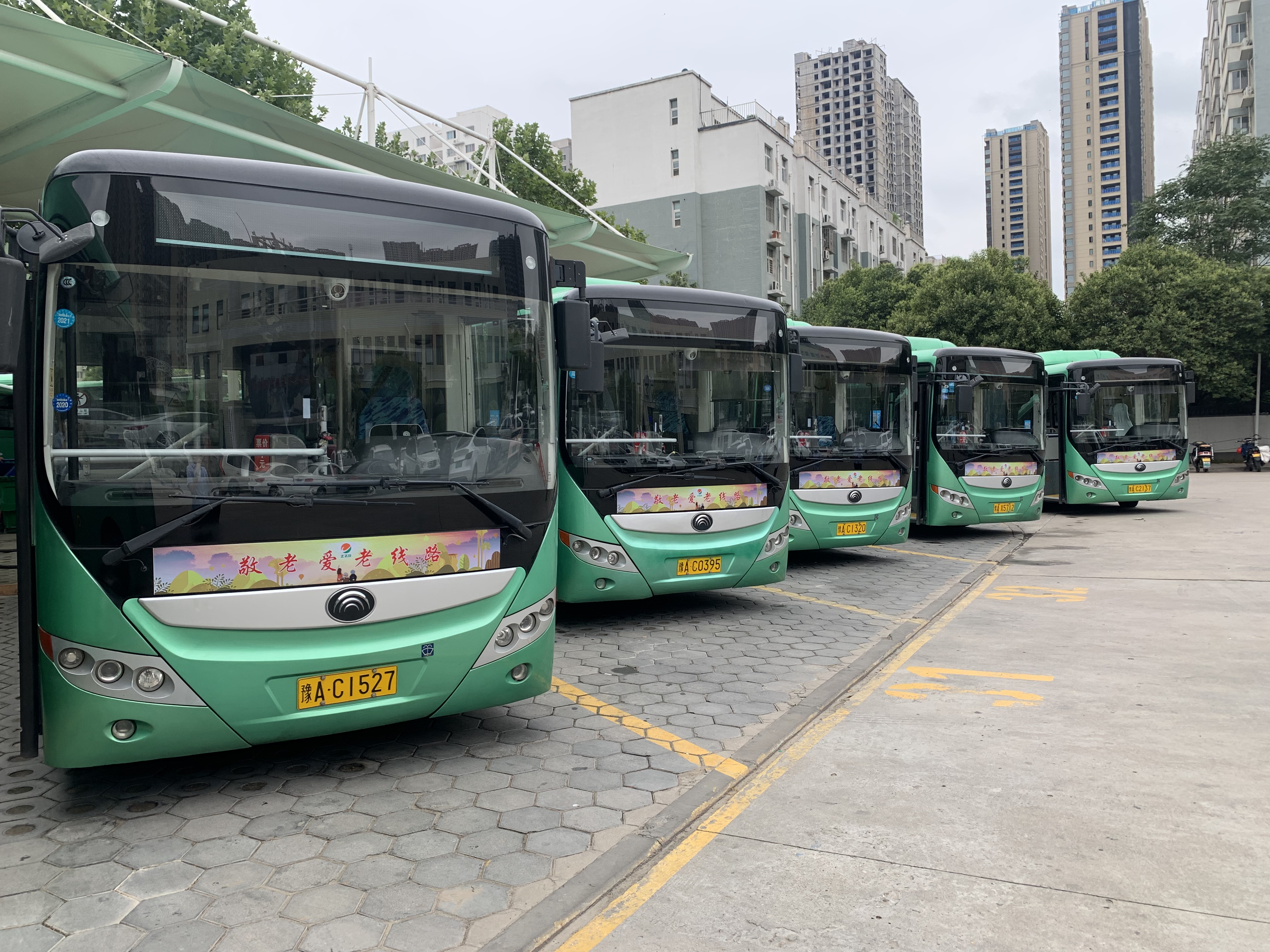 弘扬敬老文明之风郑州公交打造敬老爱老主题车厢