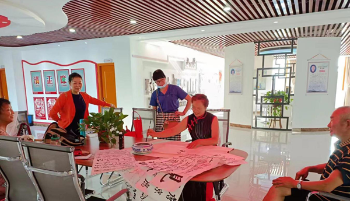 鹤壁开发区北国之春社区托起幸福夕阳红