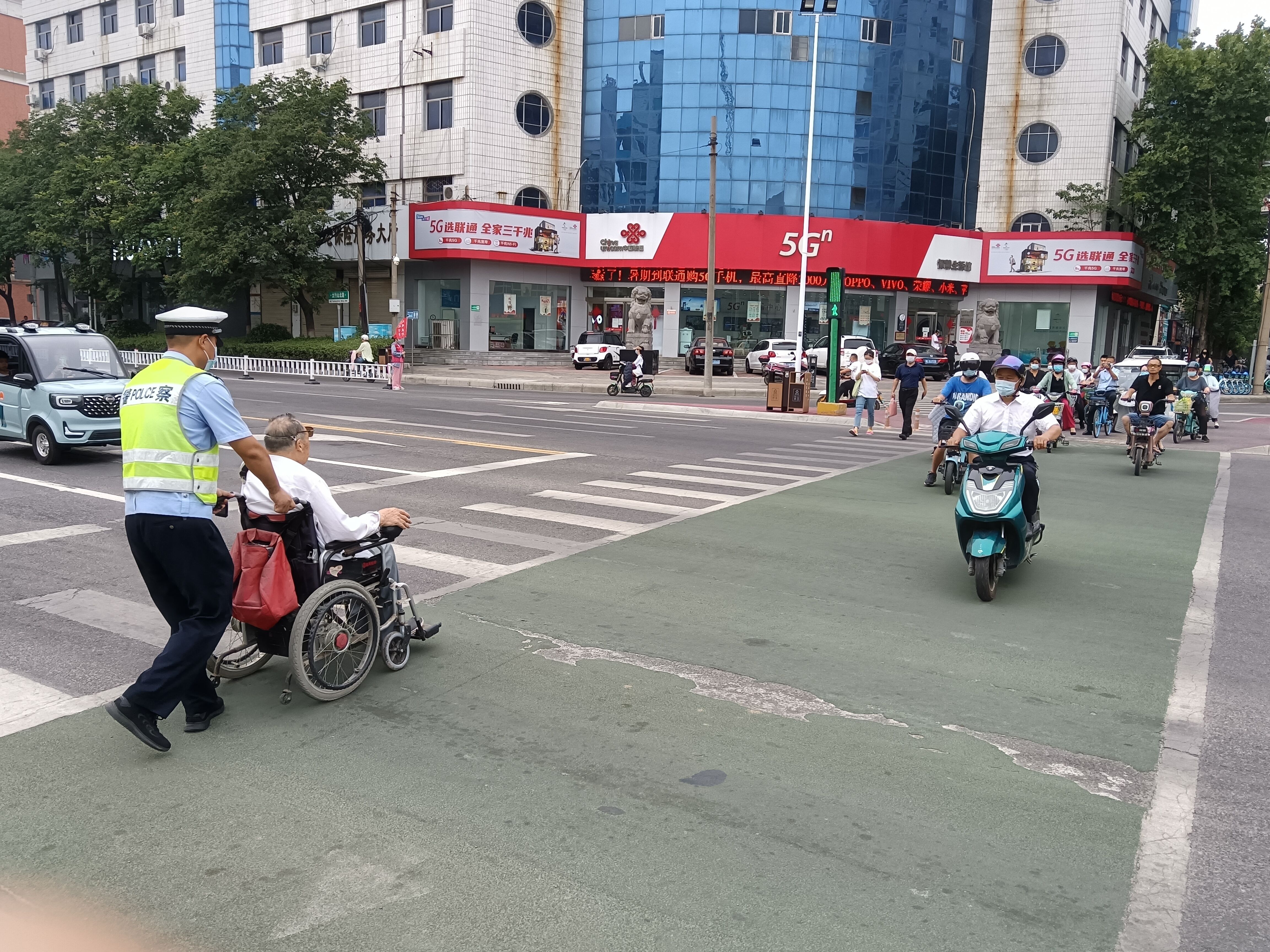漯河交警推轮椅送老人过马路暖心之举获市民点赞