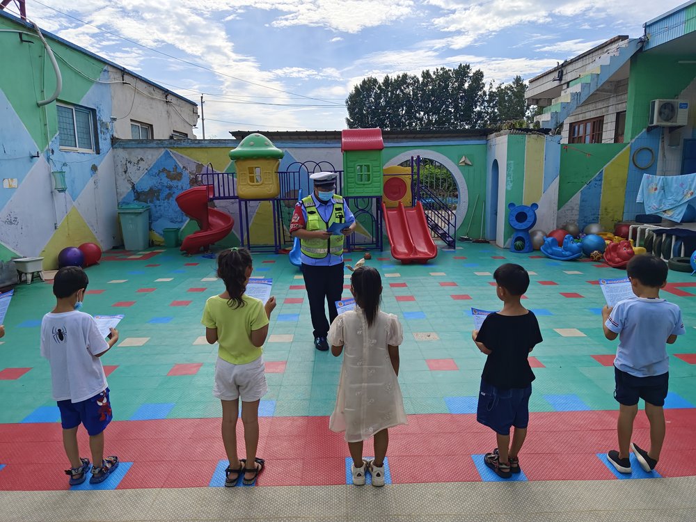 鹤壁示范区交警扎实开展“一老一小”交通安全宣传活动