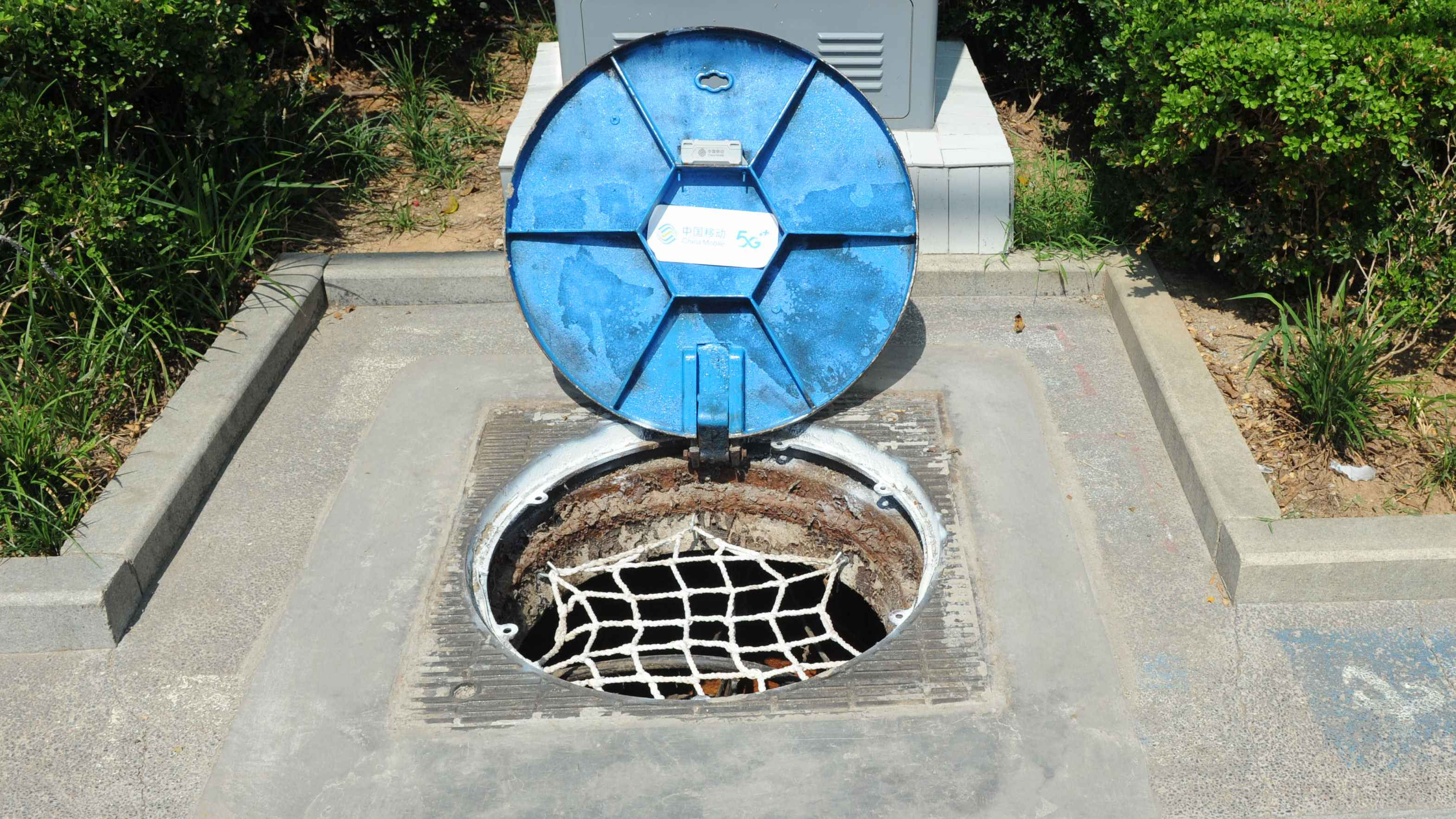 在现代化城市中,窨井盖随处可见,而小小的窨井盖之