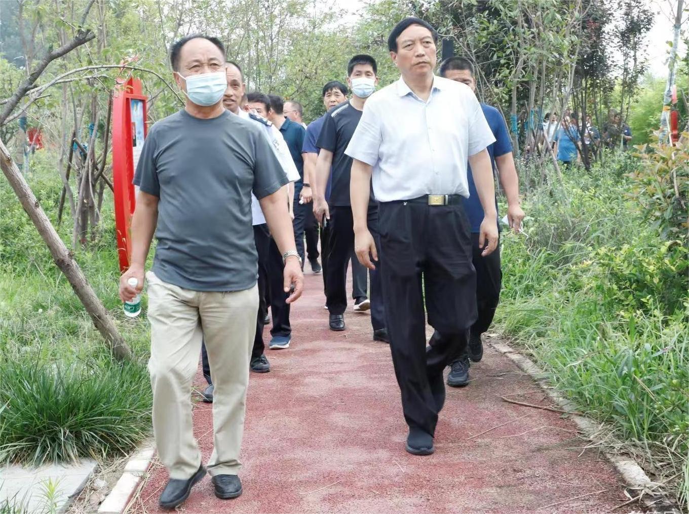 7月20日下午,开封市见义勇为协会理事长曹法英,副理事长郑西乾,李云平