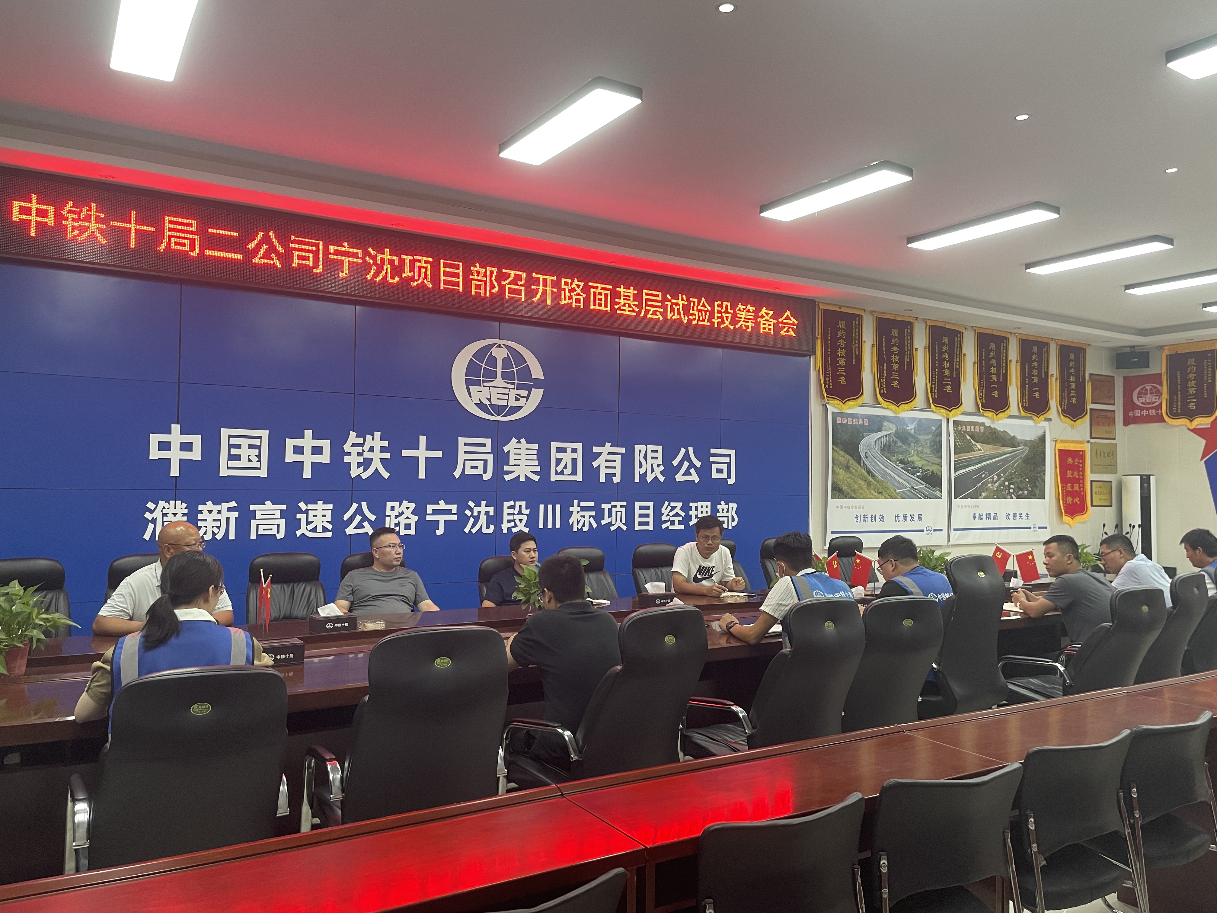 中铁十局濮新高速公路宁沈段iii标项目部路面水稳试验段摊铺顺利完成