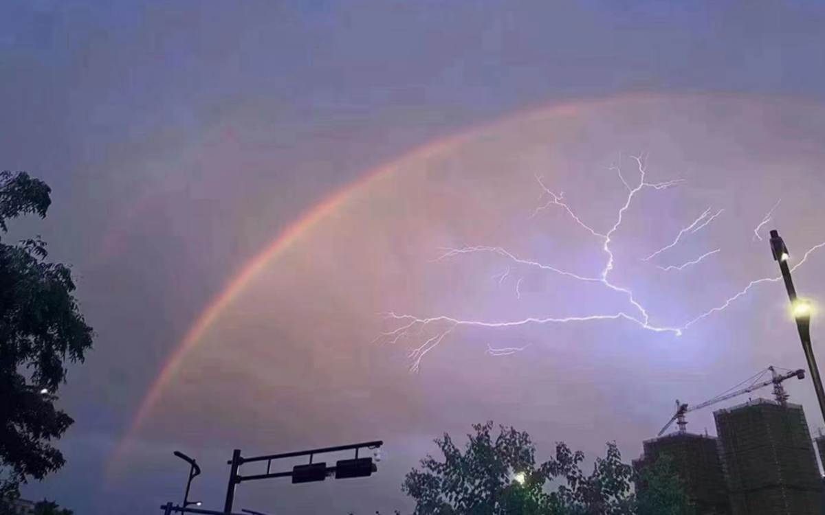 郑州暴雨后天空现美丽彩虹