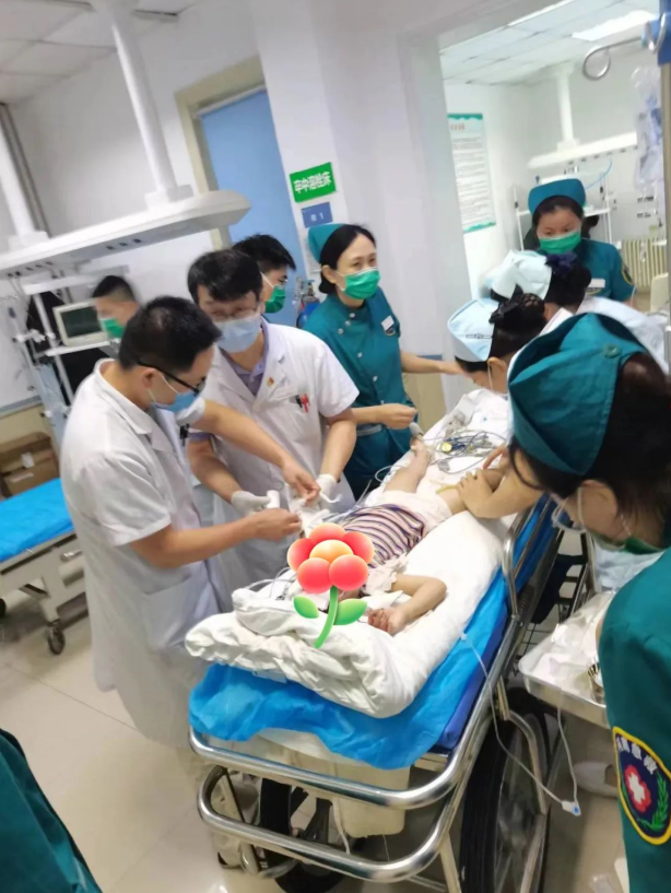 医院全力抢救3岁女孩儿从7楼坠落奇迹生还