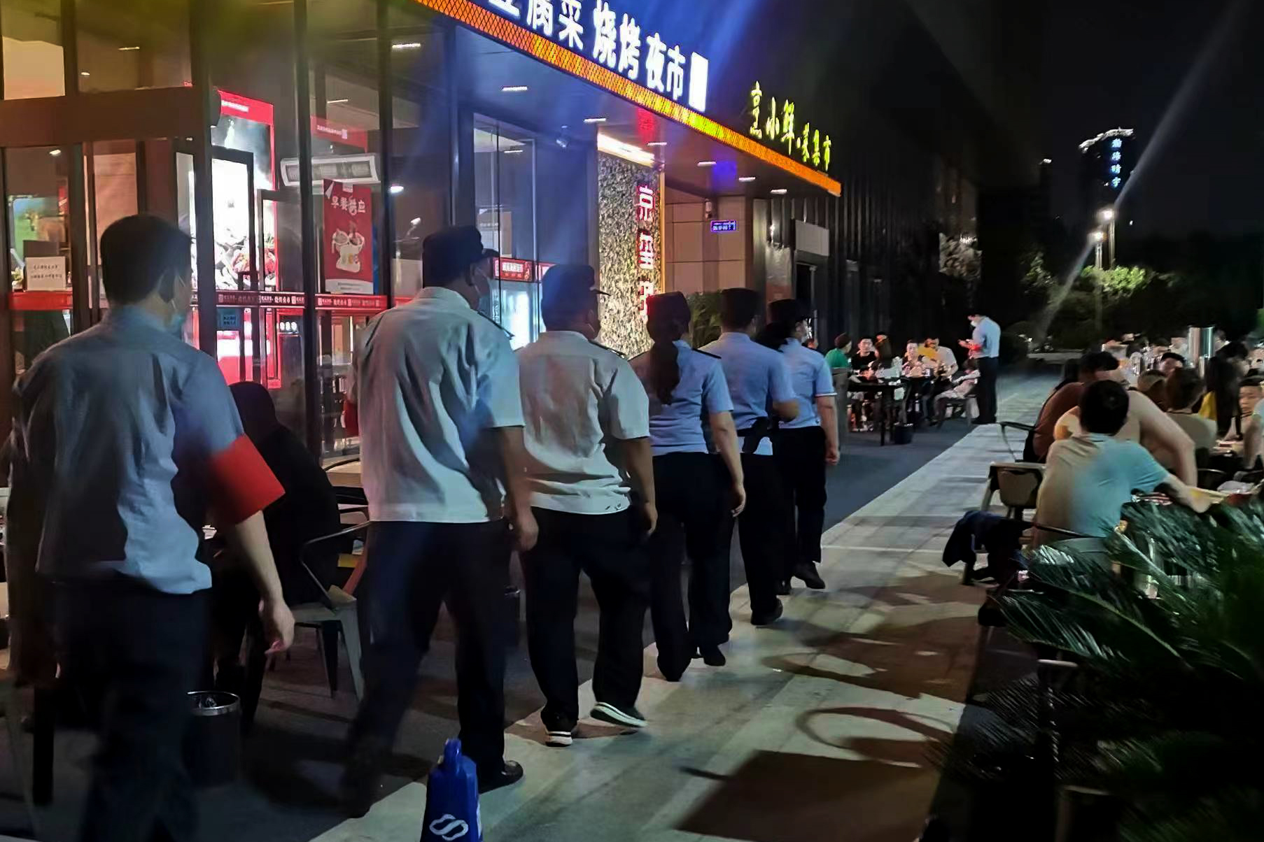确保夜市摊都有人值守 河南郑东警方开展集中清查行动