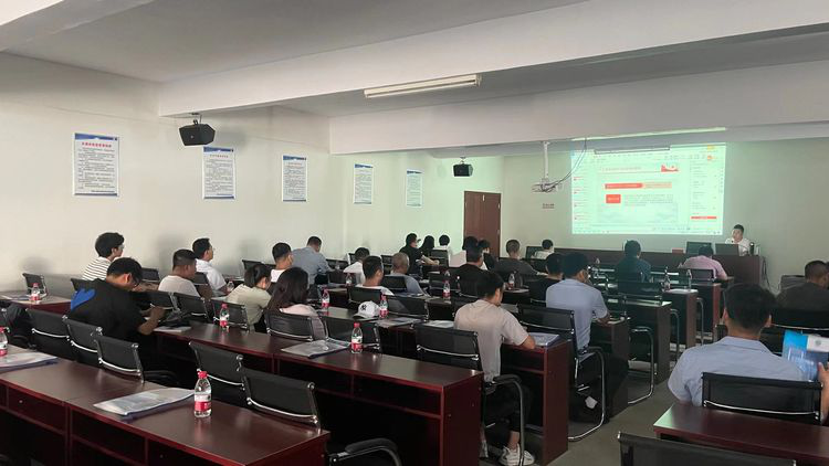 鹤壁开发区龙岗街道办事处组织辖区工贸企业开展安全生产培训