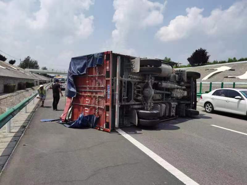 3日,鹤壁高速支队与路政,抢险部门快速联动,妥善处置一起货车侧翻事故