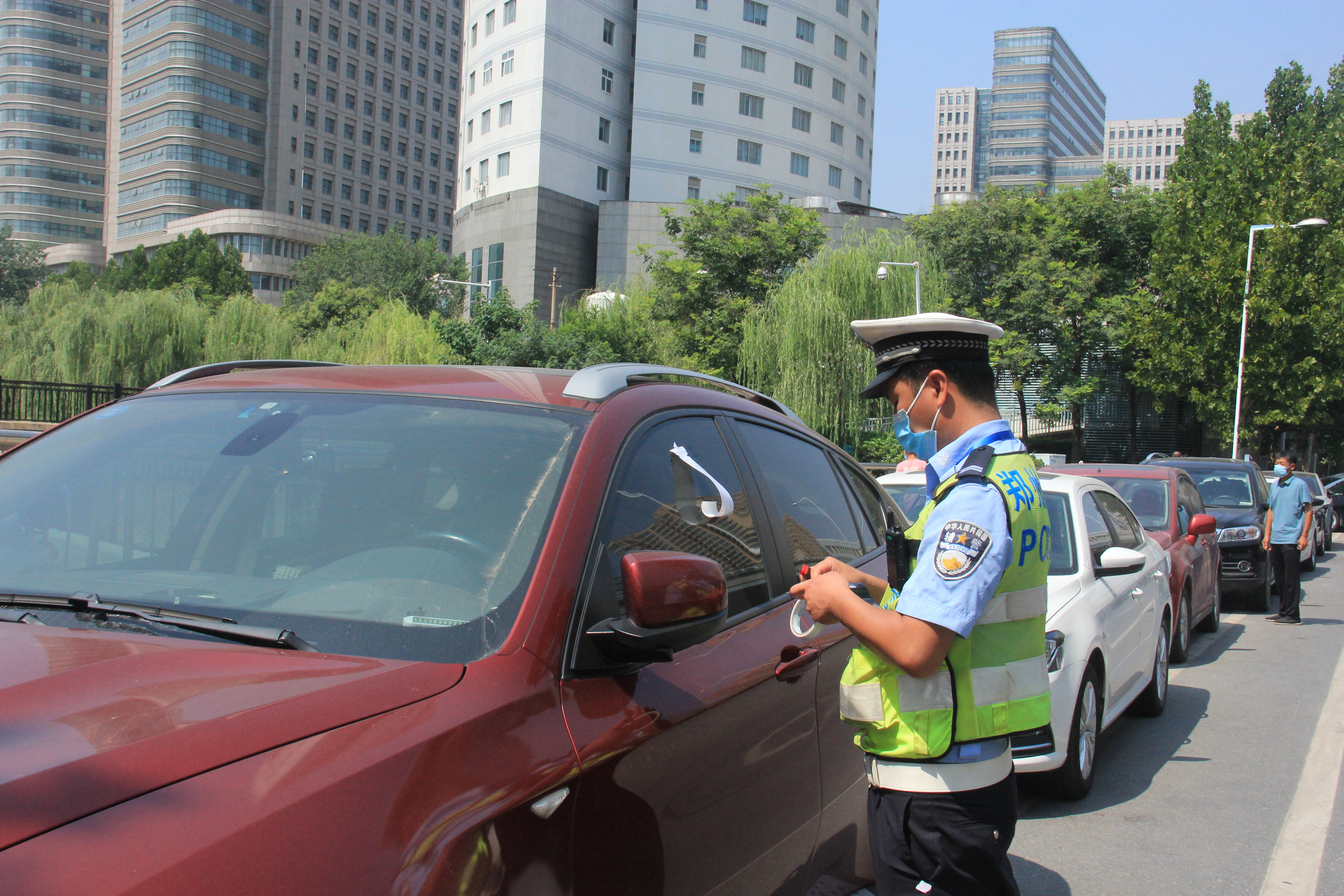 遇到乱停乱放可举报！郑州开展城市重点区域交通集中治理行动