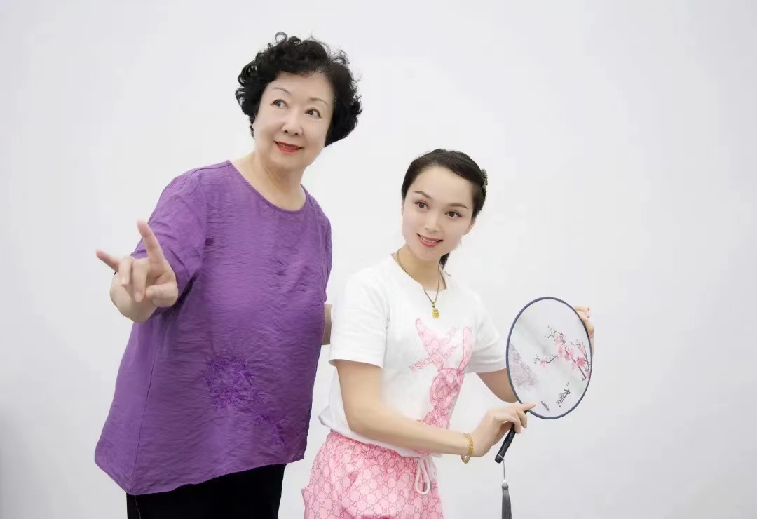 豫剧常派表演培训班特邀著名女高音歌唱家陈淑敏为学员们授课