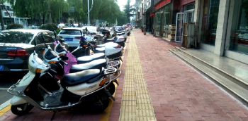 西峡县城管局：“亮剑”非机动车违停 畅通道路“微循环”