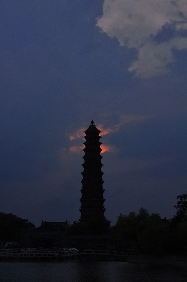 图集丨夕阳中的开封铁塔