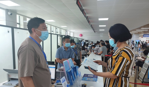 邓州市医疗保障局践行“一把手走流程、坐窗口、跟执法”活动