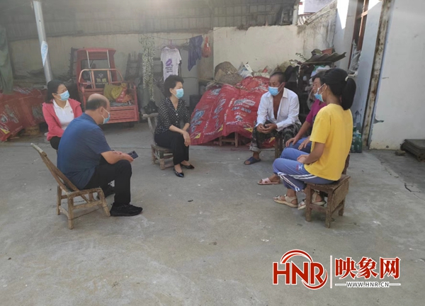 在沃行电子和科恩博农业生产车间内,孟秀娟与企业