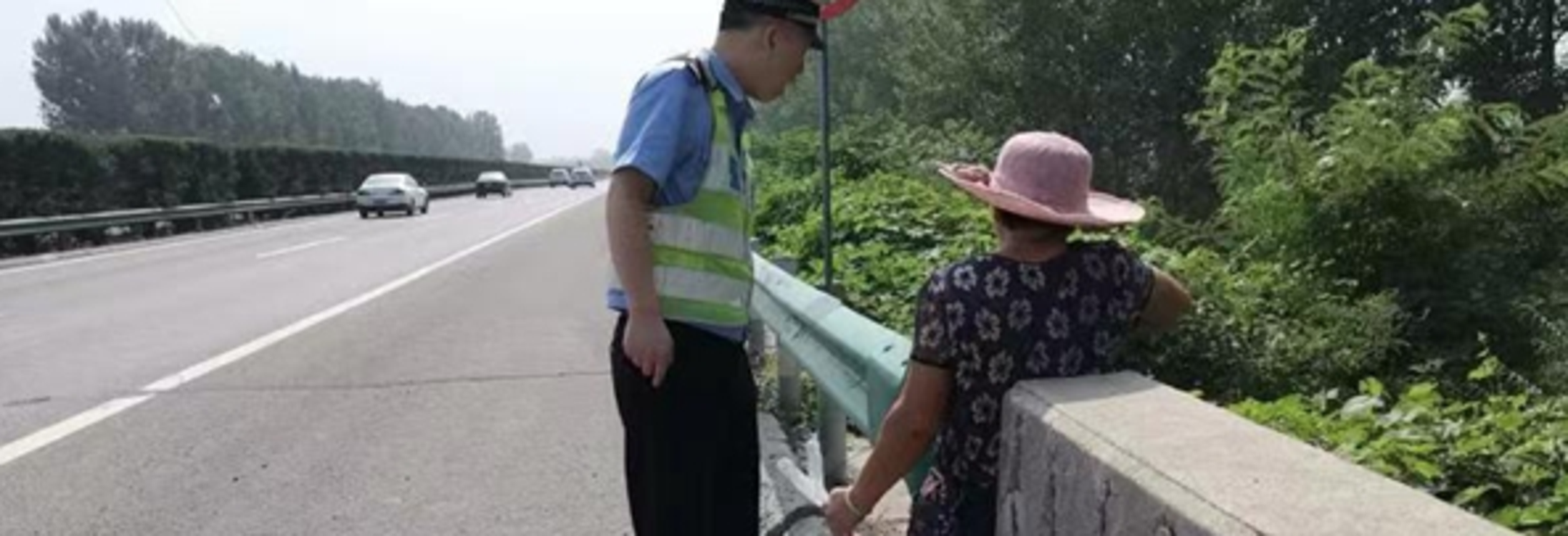 六旬老太为走亲戚穿越高速 漯河交警发现及时劝离