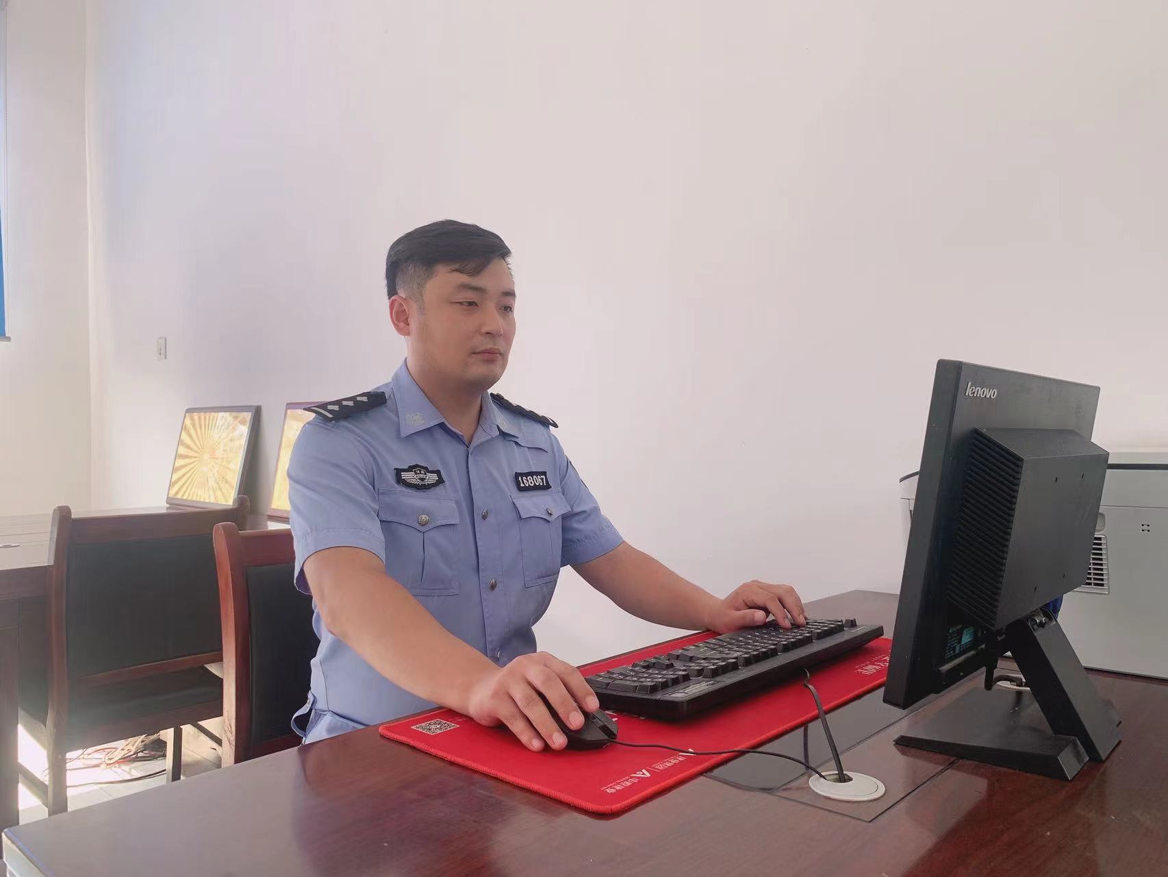 柘城县公安局交通警察大队民警王瀚令从橄榄绿到警服蓝不忘初心守护