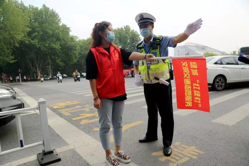郑州市文明办和郑州交警联合招募的文明交通志愿者上岗啦！