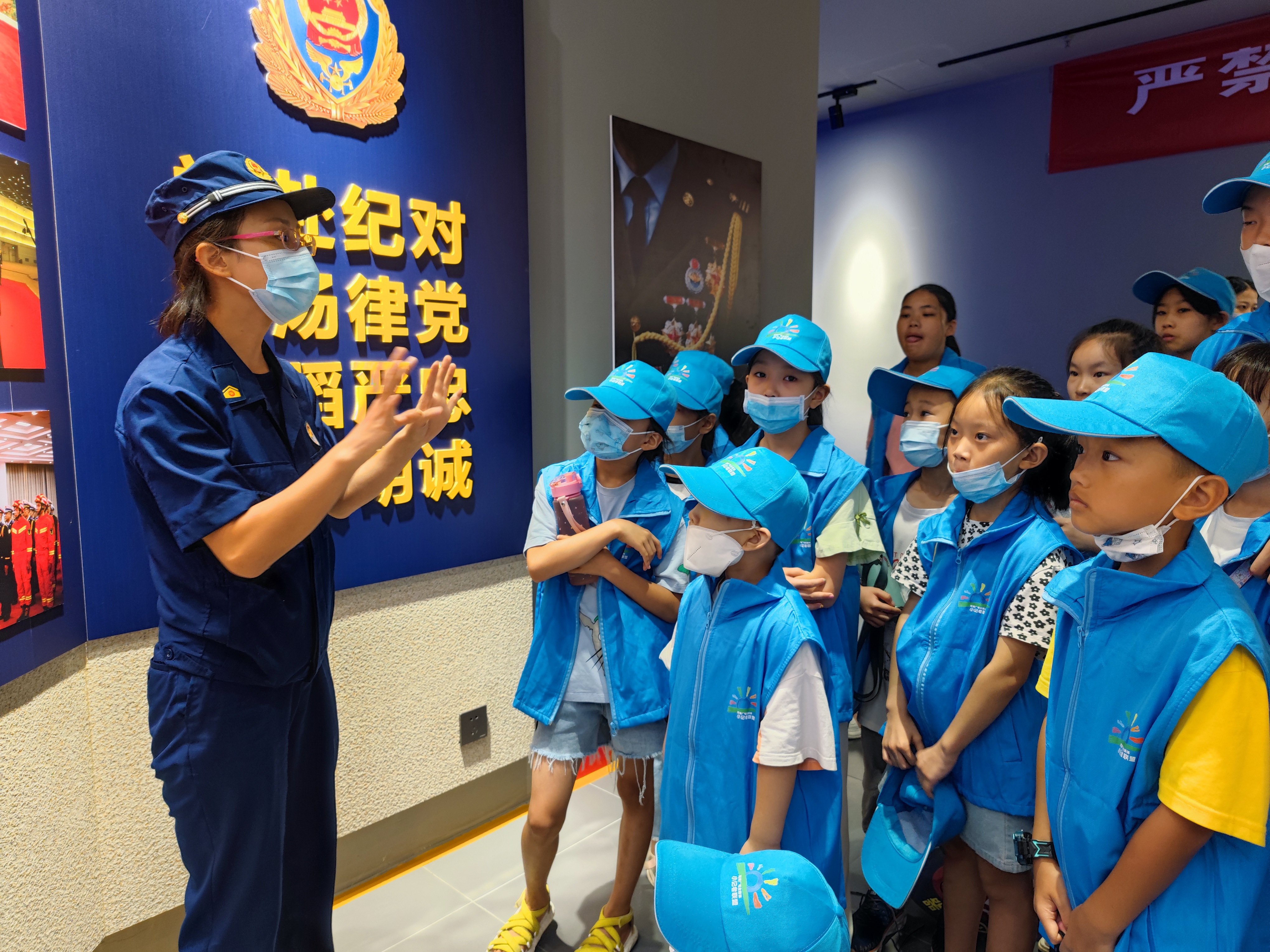 河南广播电视台大象新闻小记者走近安阳高新消防救援大队参观学习致敬