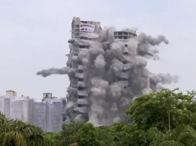 现场曝光！印度违建“双子塔”，高约百米，爆破拆除