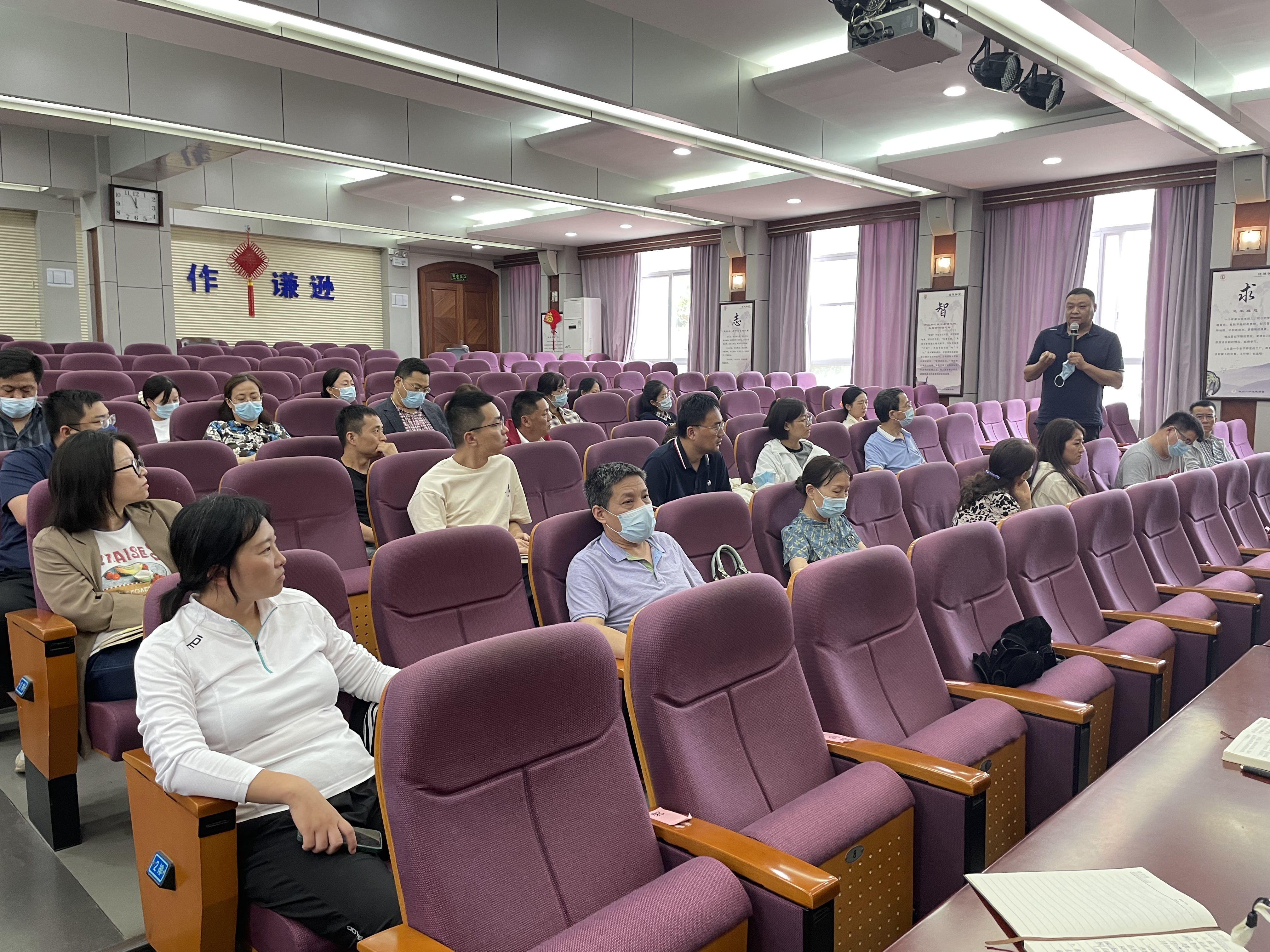 聚力赋能,共向未来——郑州八中召开2025届第一次全体教师大会