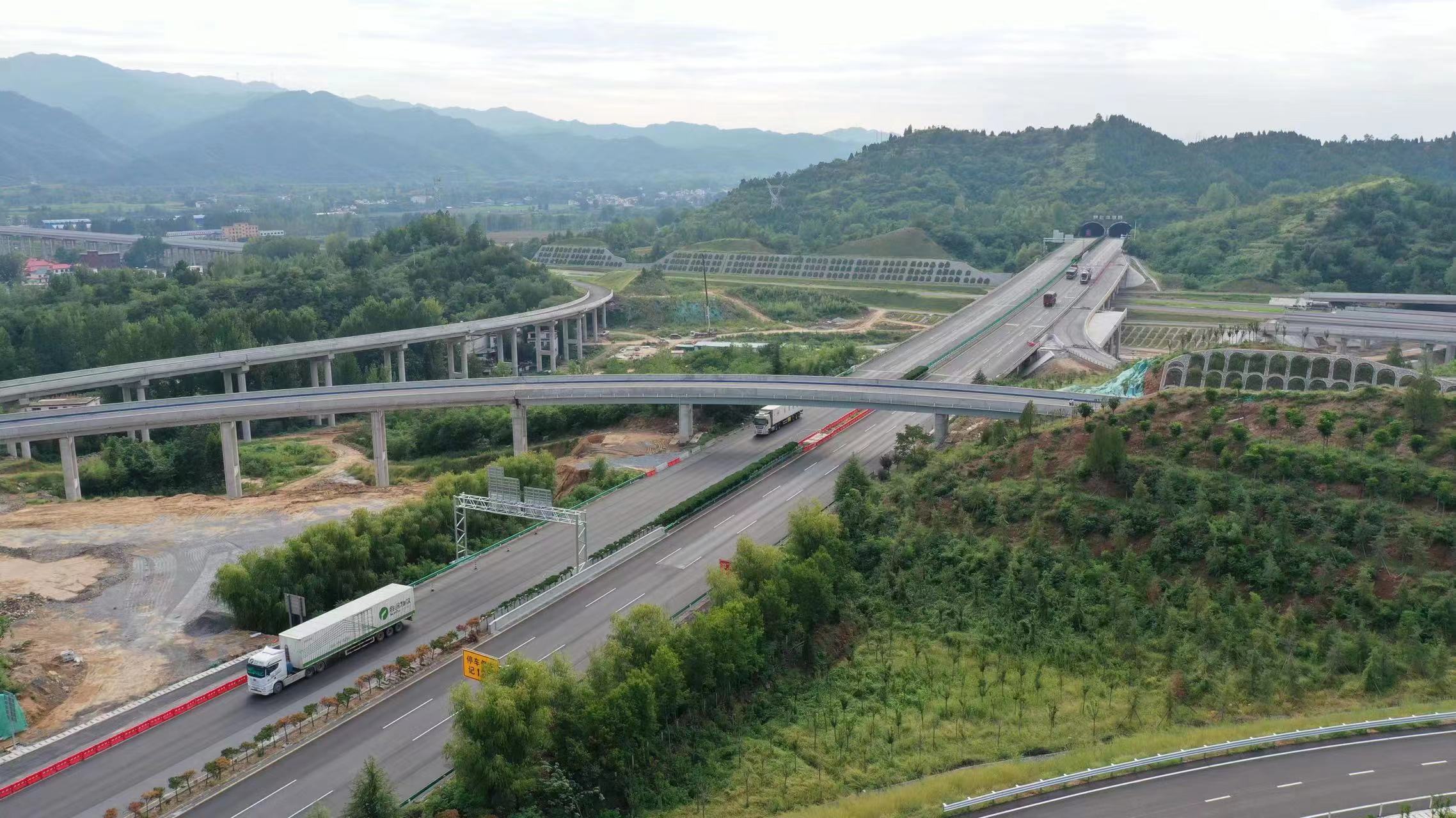 G76厦蓉高速（纳黔段）最高限调整，部分路段最高限速70公里每小时|路段|贵州省_新浪新闻