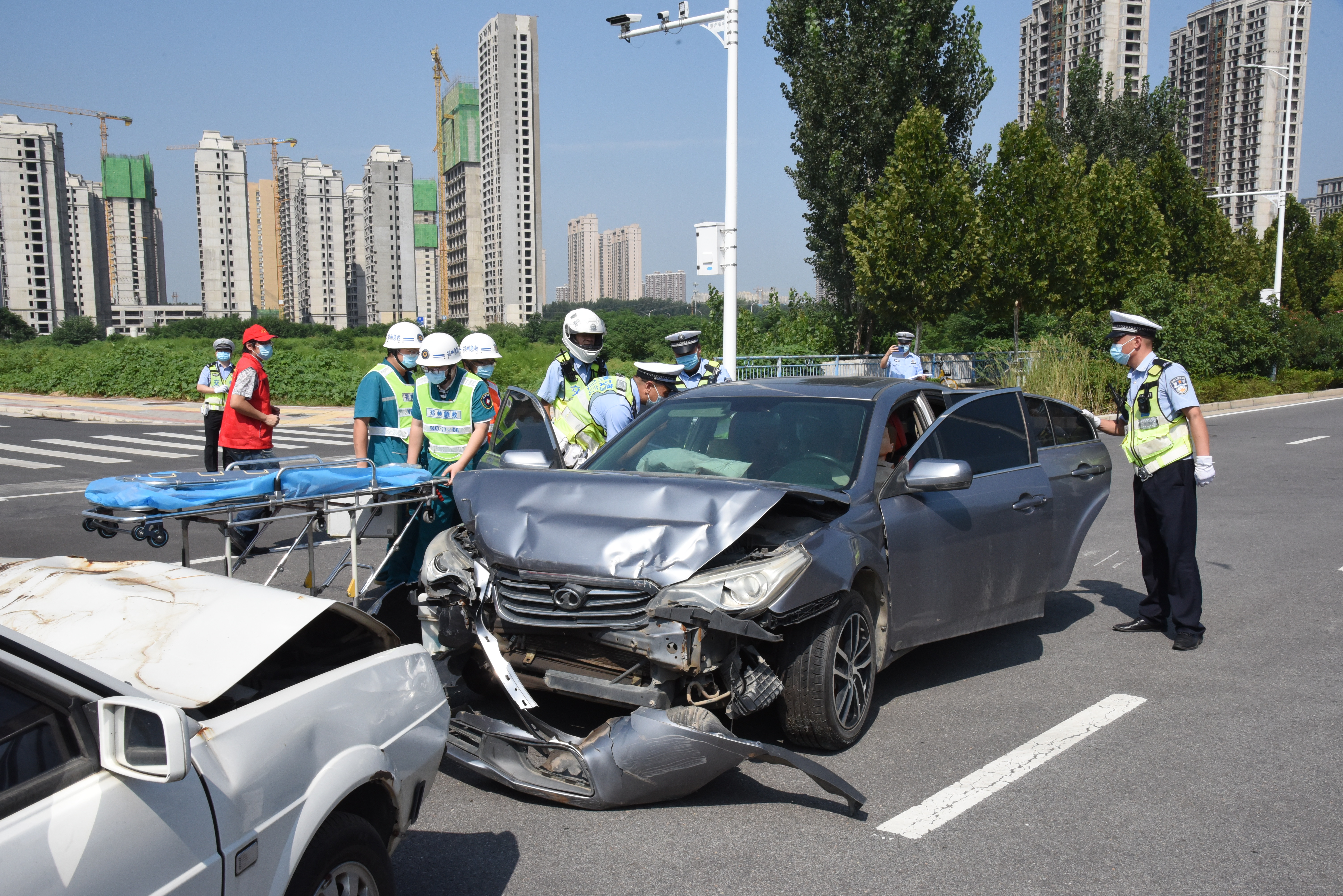 郑州警事防微杜渐实战练兵郑州交警五支队开展较大交通事故应急救援