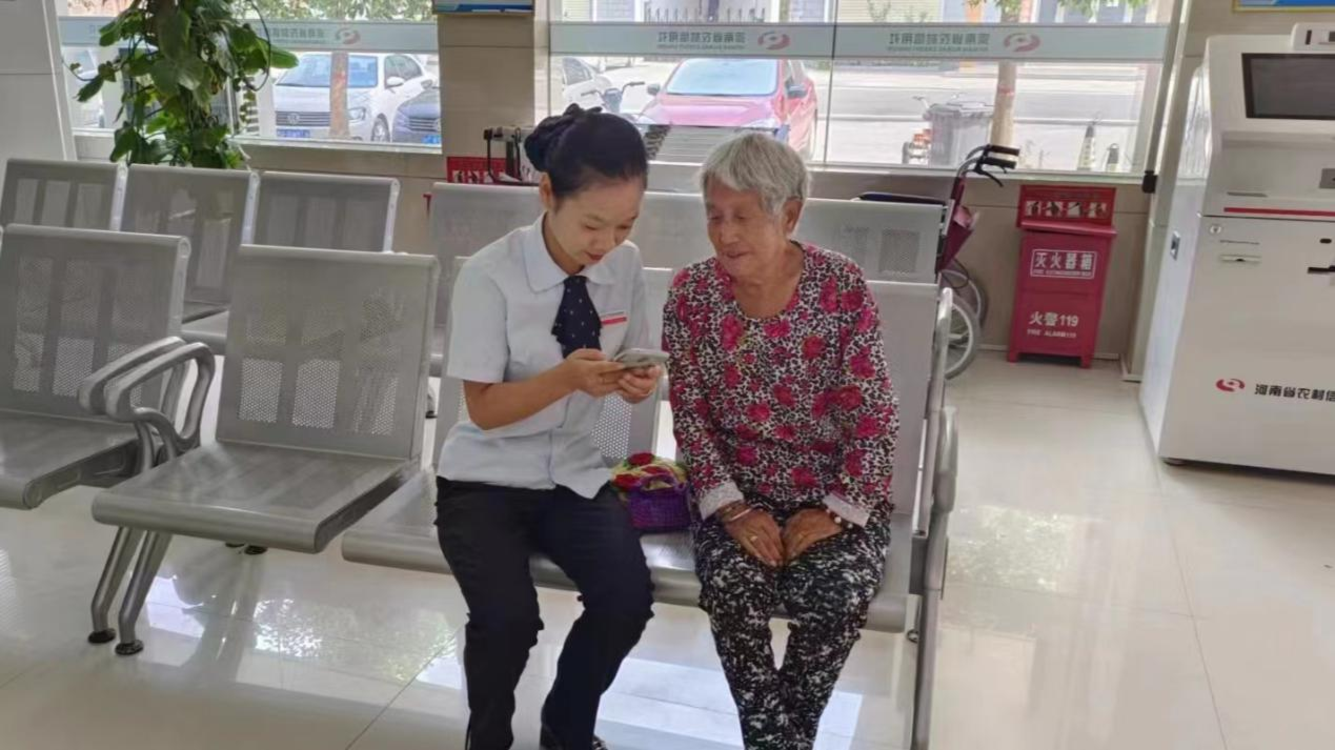 淇县农信联社西岗信用社高效服务帮老人挽回经济损失