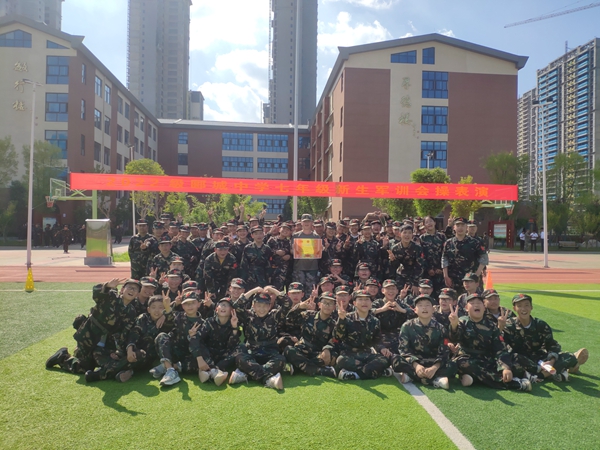 漯河郾城中学军训结营展风采孩子们飒爽英姿致青春