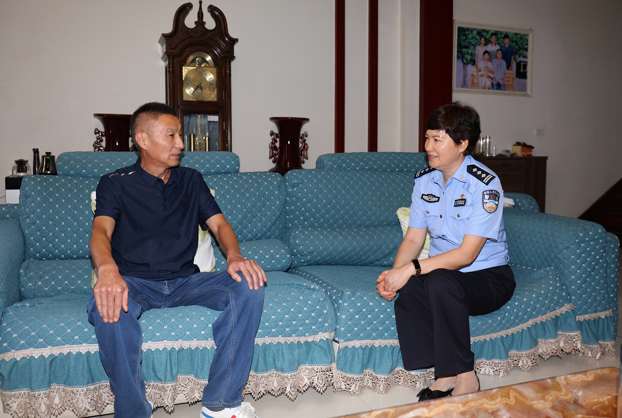 首页>周口>正文>在退休老干部家中,徐彩云与老干部亲切交谈,详细询问